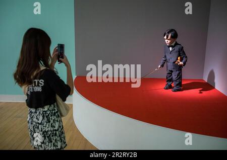 Taipeh. 21. Mai 2023. Die Menschen betrachten die Skulptur eines Zwerggeigers während des ÜBERNATÜRLICHEN: Skulpturenvisionen der Körperausstellung in Taipei, Taiwan am 05. Januar 21/2023 die Skulpturen, die in der Ausstellung ausgestellt werden, erforschen die Zukunft des menschlichen Körpers in der Anthropozenen Ära. Von Wiktor Dabkowski Credit: dpa/Alamy Live News Stockfoto