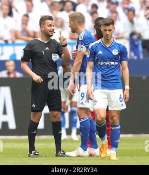 Gelsenkirchen, Deutschland. 20. Mai 2023. firo : 20.05.2023, Fußball, 1. League, 1. Bundesliga, Staffel 2022/2023, FC Schalke 04 – Eintracht Frankfurt Simon TERODDE, Schalke Diskussion mit Schiedsrichter Daniel SCHLAGER, TERODDE verweist auf das Armband seines Captains Kredit: dpa/Alamy Live News Stockfoto