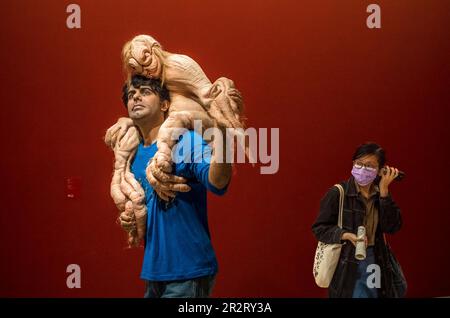 Taipeh. 21. Mai 2023. Die Menschen betrachten das Sapling eine Skulptur von Patricia Piccinini während des ÜBERNATÜRLICHEN: Skulpturenvisionen der Körperausstellung in Taipei, Taiwan am 05./21/2023. Die Skulpturen, die in der Ausstellung ausgestellt werden, erforschen die Zukunft des menschlichen Körpers in der Anthropozenen Ära. Von Wiktor Dabkowski Credit: dpa/Alamy Live News Stockfoto