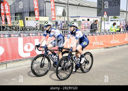 Antwerpen, Belgien. 21. Mai 2023. Dutch Ilse Pluimers und Dutch Maud Rijnbeek von AG Insurance - Soudal Quick-Step-Team zu Beginn des eintägigen „Antwerpen Port Epic“ „Schaal Sels“ Frauen-Elitenrennen, 123km in und um Antwerpen, fünftes Rennen (5/10) im Lotto Cycling Cup, Sonntag, 21. Mai 2023. BELGA FOTO TOM GOYVAERTS Kredit: Belga News Agency/Alamy Live News Stockfoto