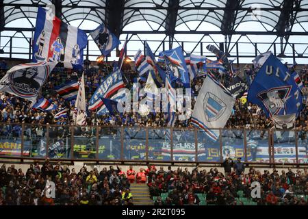 Mailand, Italien. 20. Mai 2023. Mailand Mai 20 2023 Stadio G Meazza Italienische Meisterschaftsserie A Tim 2022/23 AC Mailand - UC Sampdoria auf dem Foto : Flaggen sampdoria Fans Credit: Kines Milano/Alamy Live News Stockfoto