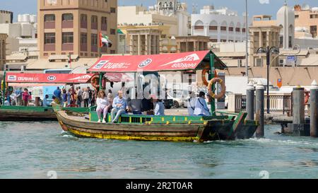 Abra-Fähren oder Wassertaxis auf Khor Dubai (Dubai Creek), Dubai, Vereinigte Arabische Emirate Stockfoto