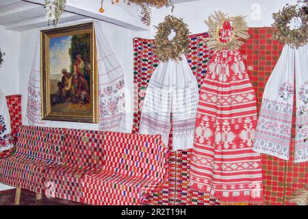 Pereyaslav-Khmelnytskyi, Ukraine, 6. Juni 2007. Antike Handtücher, Teppiche und Bettüberwürfe im Museum des ukrainischen alten Lebens. Stockfoto