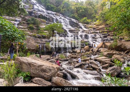 Besucher am Mae Ya Wasserfall im Doi Inthanon Nationalpark bei Chom Thong, Chiang Mai, Thailand, Asien | Besucher am Mae Ya Wasserfall bei Doi Inthan Stockfoto