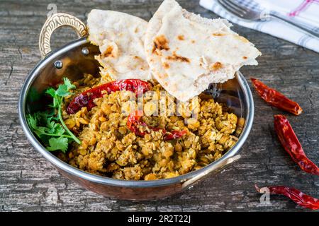 Bengalisches Kokosnuss-Dal-Curry mit Rotwein Stockfoto