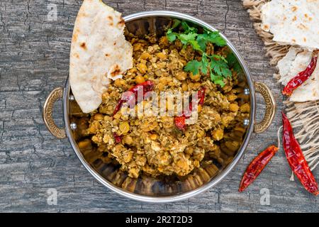 Bengalisches Kokosnuss-Dal-Curry mit Rotwein Stockfoto