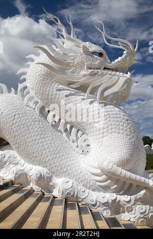 Weißer Drache in Wat Huay Pla Kang, Chiang Rai, Thailand. Stockfoto