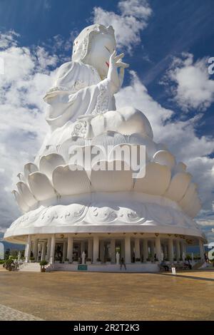 Chiang Rai, Thailand - 6. September 2018: Big Buddha Guan Yian im Wat Huay Pla Kang, Chiang Rai, Thailand. Stockfoto