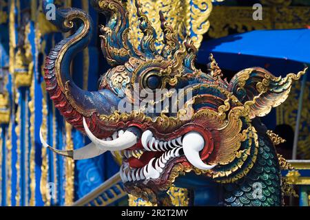 Farbenfrohes Naga im Wat Rong Suea Ten, Chiang Rai, Thailand. Stockfoto