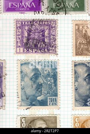 Klassische Briefmarken aus Spanien auf einer Albumseite. Stockfoto