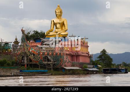 Statue des Goldenen Buddha in der Nähe des Dreipunktsdenkmals Laos-Myanmar-Thailand in Ban SOP Ruak, Thailand. Stockfoto