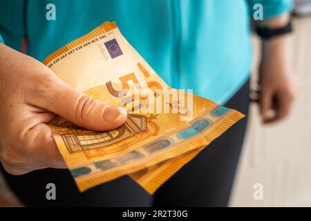 Euro-Geld, Frau hält Banknoten der europäischen Union in der Hand, Bargeld in europa Stockfoto