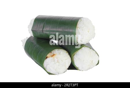 lemper isoliert auf weißem Hintergrund. Indonesische traditionelle Küche lemper. Asiatisches kulinarisches lemper. Reiskuchen mit Bananenblättern und Huhn Stockfoto