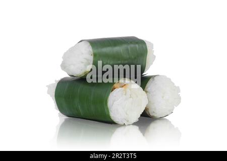 lemper isoliert auf weißem Hintergrund. Indonesische traditionelle Küche lemper. Asiatisches kulinarisches lemper. Reiskuchen mit Bananenblättern und Huhn Stockfoto