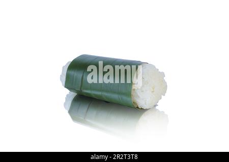 lemper isoliert auf weißem Hintergrund. Indonesische traditionelle Küche lemper. Asiatisches kulinarisches lemper. Reiskuchen mit Bananenblättern und Huhn Stockfoto