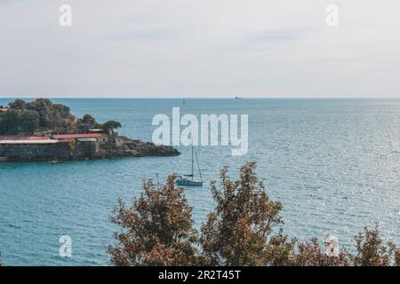 Luftaufnahme des Golfs der Dichter, Lerici, Ligurien, Italien. Speicherplatz kopieren. Stockfoto