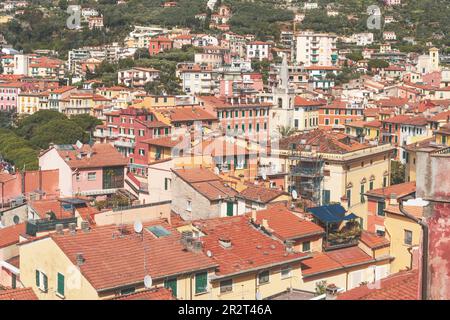 Luftaufnahme der Stadt Lerici (Ligurien, Italien) mit ihren traditionellen ligurischen Häusern. Stockfoto