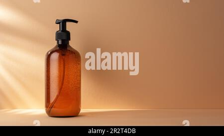 Einfache braune Pumpflasche für Modell. Nachhaltigkeit und umweltfreundliches Lifestyle-Produktkonzept. Stockfoto