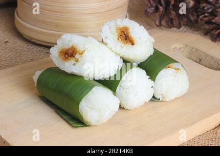 Indonesische traditionelle Küche lemper. Reiskuchen mit Bananenblättern und Huhn Stockfoto