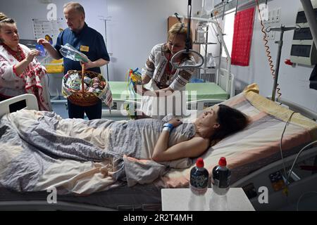 Nicht exklusiv: ZAPORIZHZHIA, UKRAINE - 18. MAI 2023 - Vertreter der NRO Zaporizhzhia Berehyni übergeben Pysanka-Amulette an neue Mütter im Stockfoto
