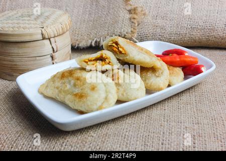 Cireng MERCON gefüllt mit scharfem Hühnerfleisch, ein typisches Essen aus Bandung. Cireng stammt aus der Region Sunda, die durch Braten einer Mischung aus Dou hergestellt wird Stockfoto