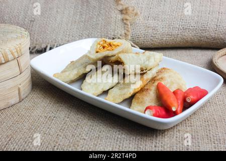 Cireng MERCON gefüllt mit scharfem Hühnerfleisch, ein typisches Essen aus Bandung. Cireng stammt aus der Region Sunda, die durch Braten einer Mischung aus Dou hergestellt wird Stockfoto