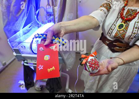Nicht exklusiv: ZAPORIZHZHIA, UKRAINE - 18. MAI 2023 - Ein Pysanka-Amulett, hergestellt von einer Handwerkerin der NRO Zaporizhzhia Berehyni, Zaporizhzhia, Südosten Stockfoto