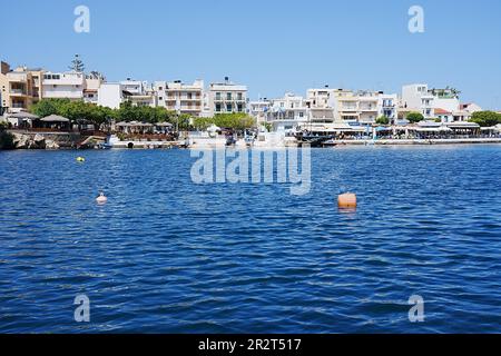 Malerischer See Voulismeni in der europäischen Stadt Agios Nikolaos in Lasithi, Insel Kreta in Griechenland, klarer blauer Himmel an 2023 warmen sonnigen Frühlingstag im Mai. Stockfoto