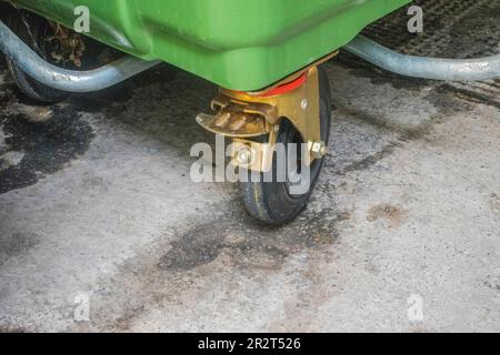 wien, österreich, 16. Mai 2023: Kurzbeschreibung von HD-Laufrollen (große Mülltonnen), Bestandsbilder, selektiver Fokus Stockfoto