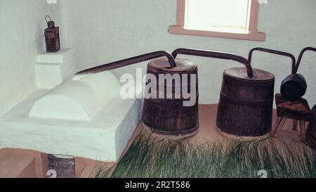 Eine alte ukrainische Schwarzbrennmaschine. Ausrüstung zur Herstellung von hausgemachtem starken Alkohol. Moonshine Braut sich zusammen. Stockfoto