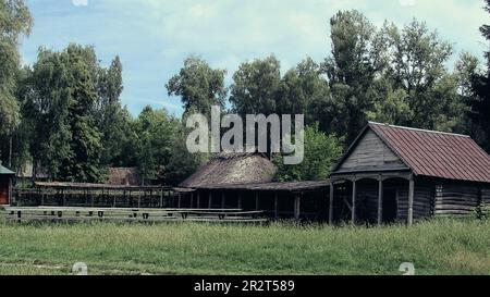 Im Museum of Folk Architecture and Everyday Life of the Middle Dnieper Region bietet ein historisches ukrainisches Haus einen Einblick in die Vergangenheit. Stockfoto