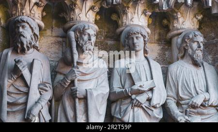 Skulpturenbilder der Heiligen Apostel an der Fassade der Kathedrale Saint Fin Barre in Cork, Irland. Die Apostel Andrew, James Major, Thomas, Matthi Stockfoto