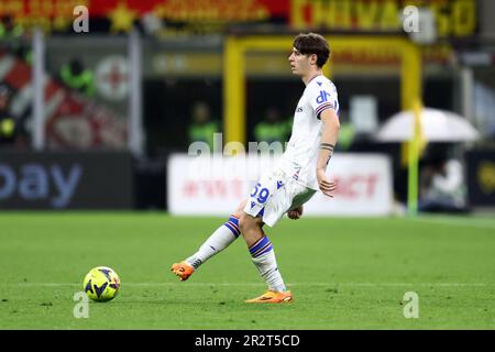 Mailand, Italien. 20. Mai 2023. Alessandro Zanoli von UC Sampdoria kontrolliert den Ball während des Spiels der Serie A zwischen AC Mailand und UC Sampdoria im Stadio Giuseppe Meazza am 20. Mai 2023 in Mailand, Italien . Kredit: Marco Canoniero/Alamy Live News Stockfoto