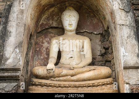 Buddha sitzt in Wat Chang Lom, Si Satchanalai, Thailand. Stockfoto