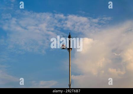 Nahaufnahme des Blitzableiterturms und Lichter vor dem Hintergrund des Himmels Stockfoto