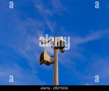 Nahaufnahme des CCTV-Turms und des Lautsprechers im Park mit blauem Himmelshintergrund Stockfoto