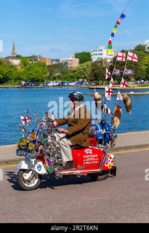 Poole, Dorset, Großbritannien. 21. Mai 2023 Bournemouth and Poole Distinguished Gentleman’s Ride ist eine von vielen weltweit jährlich stattfindende Veranstaltung, um Geld und Bewusstsein für die Gesundheit von Männern zu schaffen. Im Rahmen der Fahrt fahren Hunderte von Motorrädern, viele davon im Vintage-Stil, durch den Poole Park auf dem Weg nach Bournemouth mit vielen ihrer Fahrer, die angemessen gekleidet sind, in Krawatten im Retro-Stil, Schnurrbart und Tweeds an einem schönen sonnigen Tag. Quelle: Carolyn Jenkins/Alamy Live News Stockfoto
