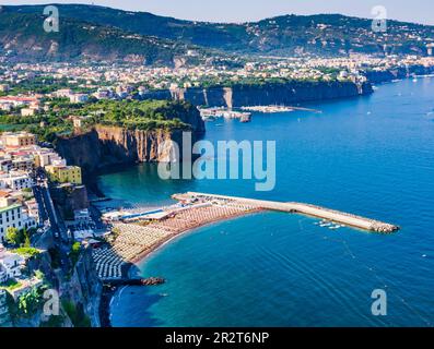 Herrlicher Strand der Küste von Sorrent mit typischem Badehaus an einem hellen sonnigen Tag, Süditalien Stockfoto