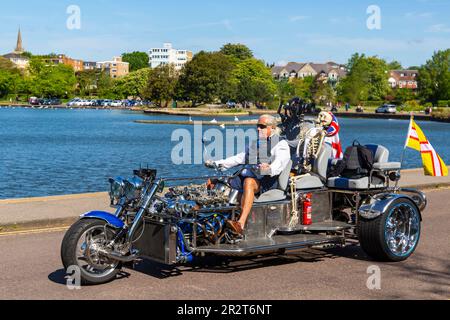 Poole, Dorset, Großbritannien. 21. Mai 2023 Bournemouth and Poole Distinguished Gentleman’s Ride ist eine von vielen weltweit jährlich stattfindende Veranstaltung, um Geld und Bewusstsein für die Gesundheit von Männern zu schaffen. Im Rahmen der Fahrt fahren Hunderte von Motorrädern, viele davon im Vintage-Stil, durch den Poole Park auf dem Weg nach Bournemouth mit vielen ihrer Fahrer, die angemessen gekleidet sind, in Krawatten im Retro-Stil, Schnurrbart und Tweeds an einem schönen sonnigen Tag. Quelle: Carolyn Jenkins/Alamy Live News Stockfoto
