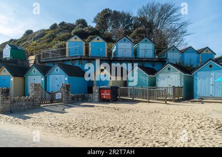 Bournemouth, Großbritannien - April 8. 2023: Blaue Strandhütten am Alum Chine Beach. Stockfoto