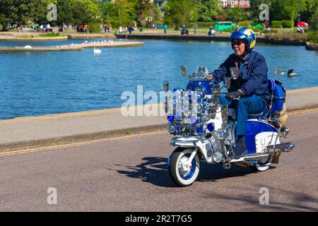 Poole, Dorset, Großbritannien. 21. Mai 2023 Bournemouth and Poole Distinguished Gentleman’s Ride ist eine von vielen weltweit jährlich stattfindende Veranstaltung, um Geld und Bewusstsein für die Gesundheit von Männern zu schaffen. Im Rahmen der Fahrt fahren Hunderte von Motorrädern, viele davon im Vintage-Stil, durch den Poole Park auf dem Weg nach Bournemouth mit vielen ihrer Fahrer, die angemessen gekleidet sind, in Krawatten im Retro-Stil, Schnurrbart und Tweeds an einem schönen sonnigen Tag. Quelle: Carolyn Jenkins/Alamy Live News Stockfoto