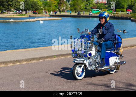 Poole, Dorset, Großbritannien. 21. Mai 2023 Bournemouth and Poole Distinguished Gentlemen’s Ride ist eine von vielen weltweit jährlich stattfindende Veranstaltung, um Geld und Bewusstsein für die Gesundheit von Männern zu schaffen. Im Rahmen der Fahrt fahren Hunderte von Motorrädern, viele davon im Vintage-Stil, durch den Poole Park auf dem Weg nach Bournemouth mit vielen ihrer Fahrer, die angemessen gekleidet sind, in Krawatten im Retro-Stil, Schnurrbart und Tweeds an einem schönen sonnigen Tag. Quelle: Carolyn Jenkins/Alamy Live News Stockfoto