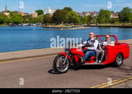 Poole, Dorset, Großbritannien. 21. Mai 2023 Bournemouth and Poole Distinguished Gentleman’s Ride ist eine von vielen weltweit jährlich stattfindende Veranstaltung, um Geld und Bewusstsein für die Gesundheit von Männern zu schaffen. Im Rahmen der Fahrt fahren Hunderte von Motorrädern, viele davon im Vintage-Stil, durch den Poole Park auf dem Weg nach Bournemouth mit vielen ihrer Fahrer, die angemessen gekleidet sind, in Krawatten im Retro-Stil, Schnurrbart und Tweeds an einem schönen sonnigen Tag. Quelle: Carolyn Jenkins/Alamy Live News Stockfoto