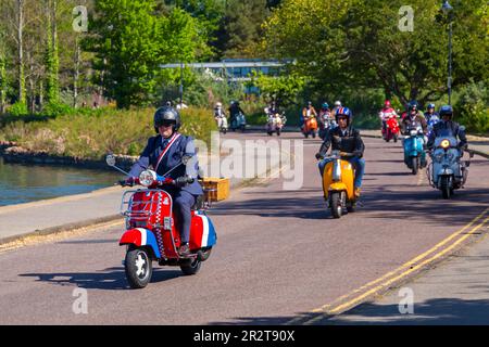 Poole, Dorset, Großbritannien. 21. Mai 2023 Bournemouth and Poole Distinguished Gentlemen’s Ride ist eine von vielen weltweit jährlich stattfindende Veranstaltung, um Geld und Bewusstsein für die Gesundheit von Männern zu schaffen. Im Rahmen der Fahrt fahren Hunderte von Motorrädern, viele davon im Vintage-Stil, durch den Poole Park auf dem Weg nach Bournemouth mit vielen ihrer Fahrer, die angemessen gekleidet sind, in Krawatten im Retro-Stil, Schnurrbart und Tweeds an einem schönen sonnigen Tag. Quelle: Carolyn Jenkins/Alamy Live News Stockfoto