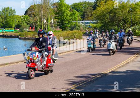 Poole, Dorset, Großbritannien. 21. Mai 2023 Bournemouth and Poole Distinguished Gentleman’s Ride ist eine von vielen weltweit jährlich stattfindende Veranstaltung, um Geld und Bewusstsein für die Gesundheit von Männern zu schaffen. Im Rahmen der Fahrt fahren Hunderte von Motorrädern, viele davon im Vintage-Stil, durch den Poole Park auf dem Weg nach Bournemouth mit vielen ihrer Fahrer, die angemessen gekleidet sind, in Krawatten im Retro-Stil, Schnurrbart und Tweeds an einem schönen sonnigen Tag. Quelle: Carolyn Jenkins/Alamy Live News Stockfoto
