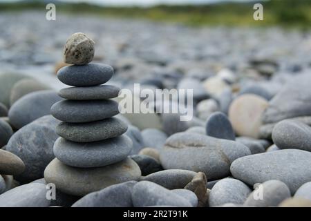 Zen-Türme an einem steinigen Strand. Türme aus Kieselsteinen. Stockfoto