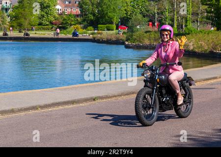 Poole, Dorset, Großbritannien. 21. Mai 2023 Bournemouth and Poole Distinguished Gentleman’s Ride ist eine von vielen weltweit jährlich stattfindende Veranstaltung, um Geld und Bewusstsein für die Gesundheit von Männern zu schaffen. Im Rahmen der Fahrt fahren Hunderte von Motorrädern, viele davon im Vintage-Stil, durch den Poole Park auf dem Weg nach Bournemouth mit vielen ihrer Fahrer, die angemessen gekleidet sind, in Krawatten im Retro-Stil, Schnurrbart und Tweeds an einem schönen sonnigen Tag. Quelle: Carolyn Jenkins/Alamy Live News Stockfoto