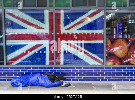 London, England, Großbritannien. 21. Mai 2023. Ein rauer Schlaf ist vor einem Laden zu sehen, der mit Union Jack dekoriert ist. (Kreditbild: © Tayfun Salci/ZUMA Press Wire) NUR REDAKTIONELLE VERWENDUNG! Nicht für den kommerziellen GEBRAUCH! Stockfoto