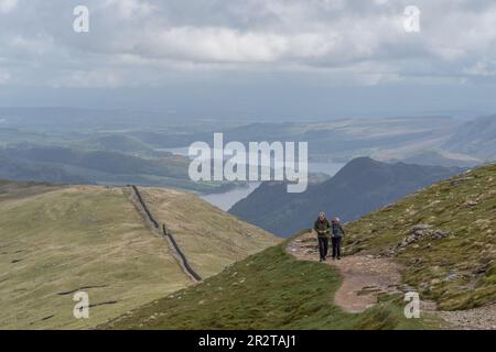 Wanderer auf dem Weg zum Flussufer, Helvellyn, mit ullswater See hinter dem cumbria english Lake District Stockfoto