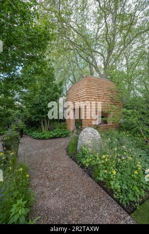 Royal Hospital Chelsea, London, Großbritannien. 21. Mai 2023. Vorschau vor der Eröffnung der RHS Chelsea Flower Show (22-27. Mai), der weltweit größten Blumenshow. Bild: Horatio's Garden, Show Garden. Designer: Charlotte Harris Und Hugo Bugg. Horatio's Garden ist ein Ort der Zuflucht und Hoffnung und erfüllt die Mission der Wohltätigkeitsorganisation Horatio's Garden, wunderschöne, zugängliche Gärten in den NHS-Zentren für Wirbelsäulenverletzungen zu schaffen und zu pflegen. Kredit: Malcolm Park/Alamy Live News Stockfoto